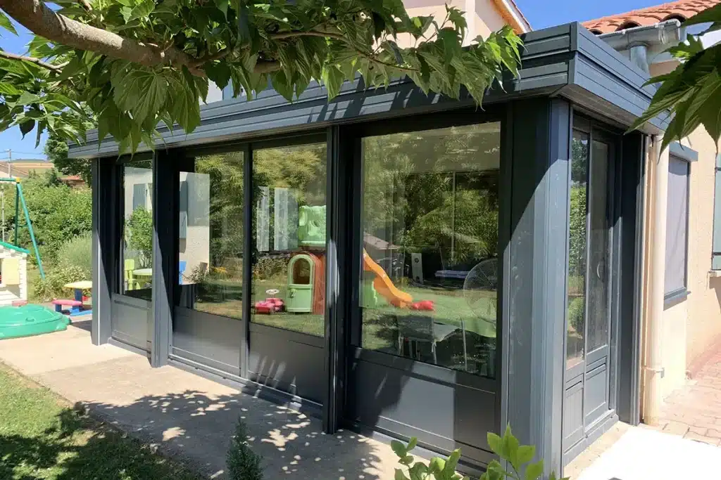 Véranda aluminium anthracite lentilly par l'Atelier de l'Alu