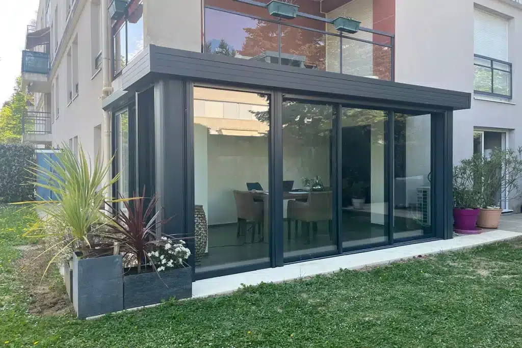 Véranda aluminium anthracite Moderne par l'Atelier de l'Alu