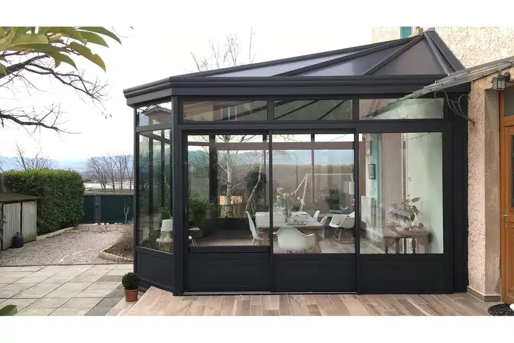 Véranda aluminium anthracite Orliénas par l'Atelier de l'Alu
