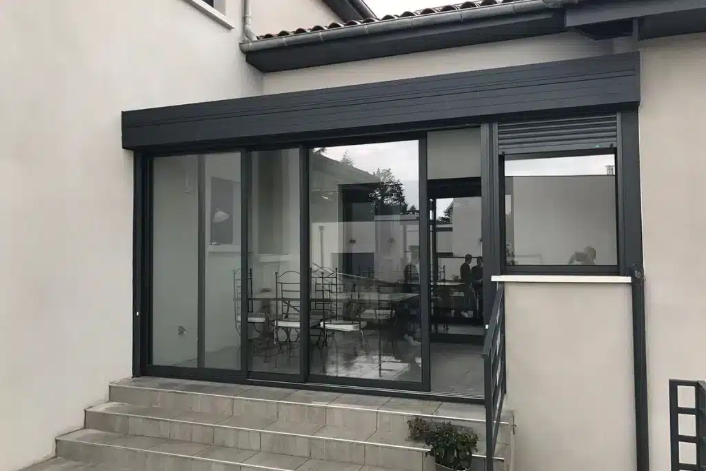 Véranda aluminium anthracite Orliénas par l'Atelier de l'Alu