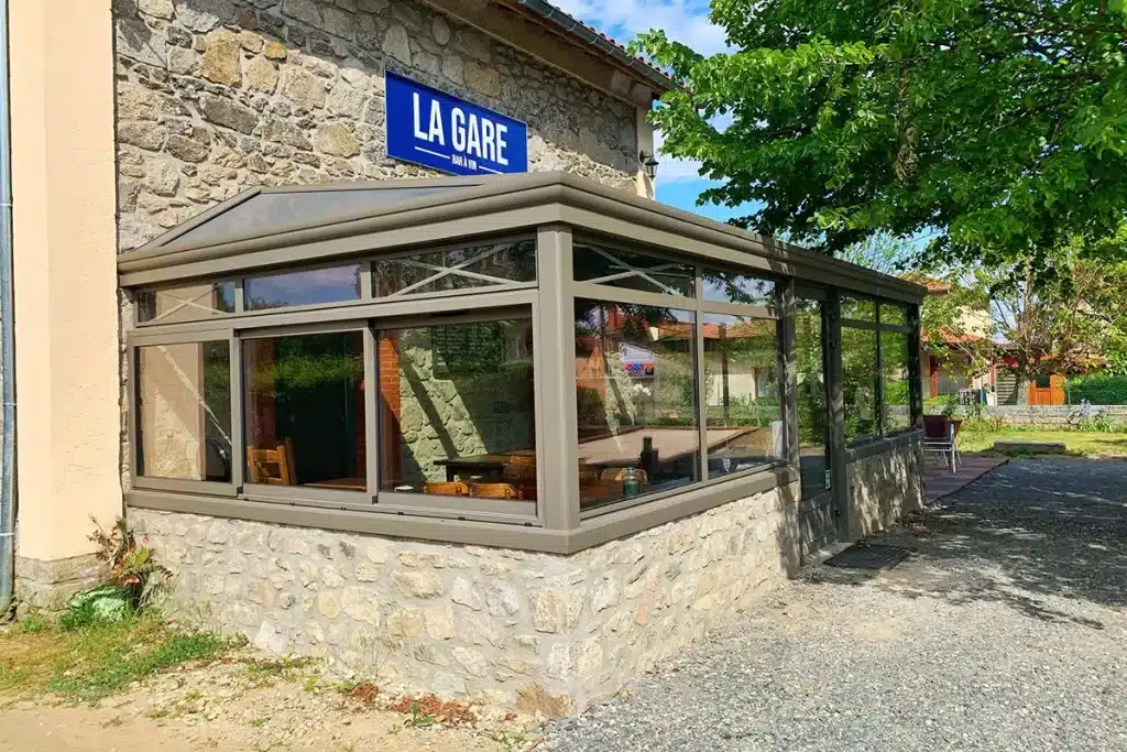 Véranda aluminium taupe Saint-Genis-Laval par l'Atelier de l'Alu