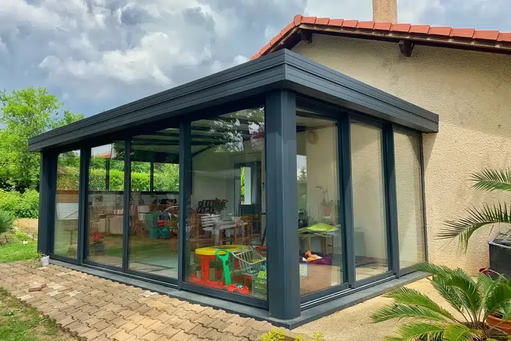 Véranda aluminium anthracite Ternay par l'Atelier de l'Alu