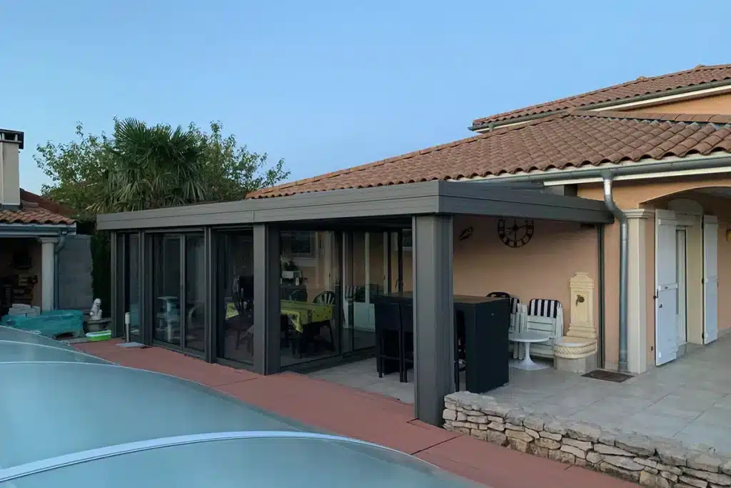 Véranda aluminium anthracite Vaugnerais par l'Atelier de l'Alu