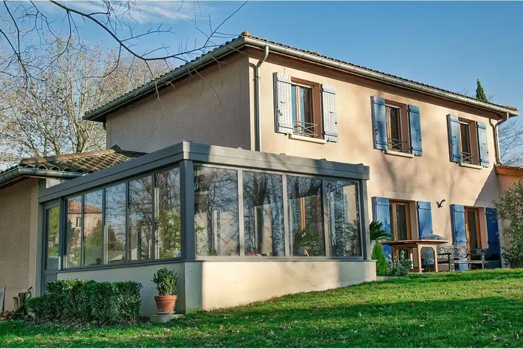 Véranda aluminium anthracite Vourles par l'Atelier de l'Alu
