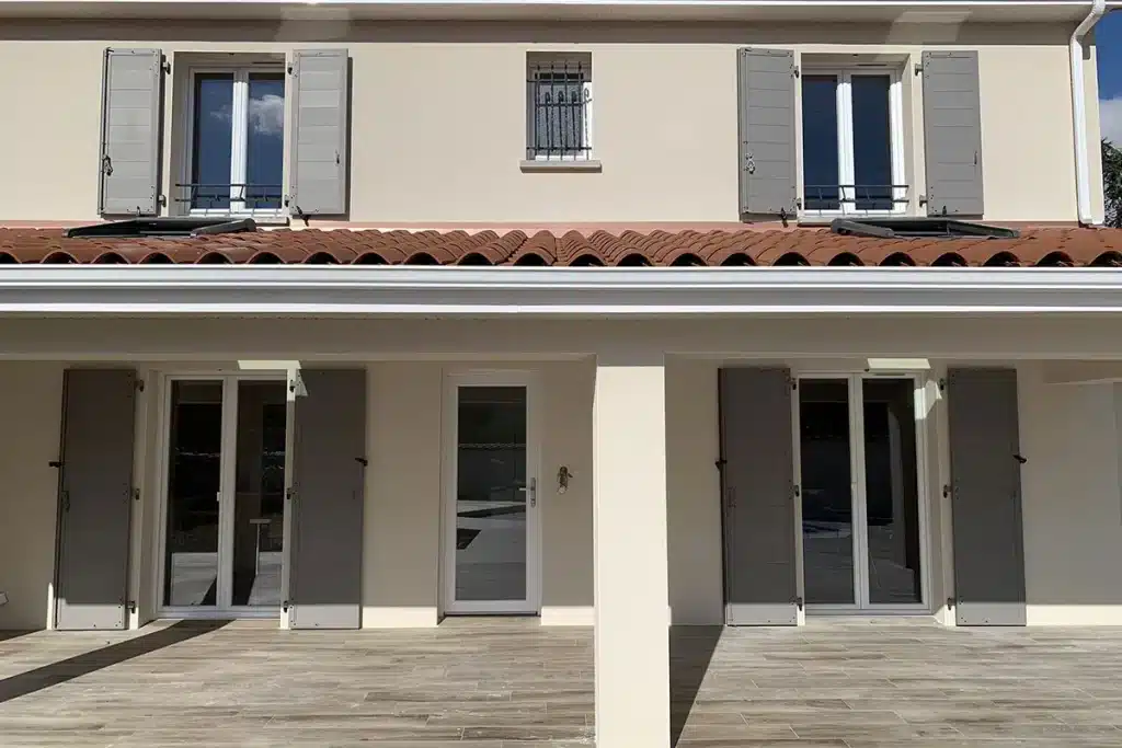 Volets taupes aluminium par l'Atelier de l'Alu