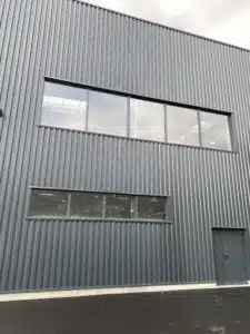 Bardage décoratif gris aluminium par l'Atelier de l'Alu