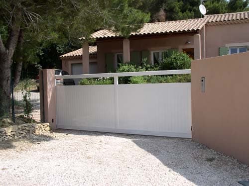 Portail en Aluminium blanc Chaponost par l'Atelier de l'Alu